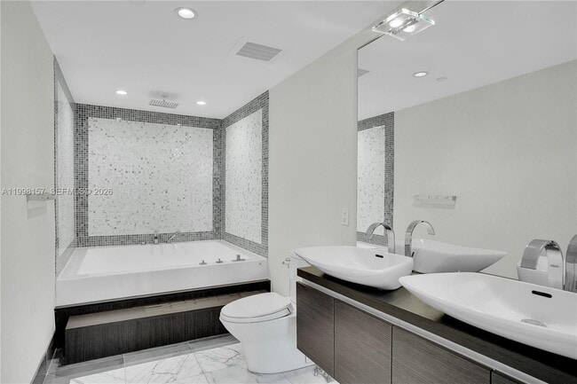 Building Photo - 200 Biscayne Blvd Way