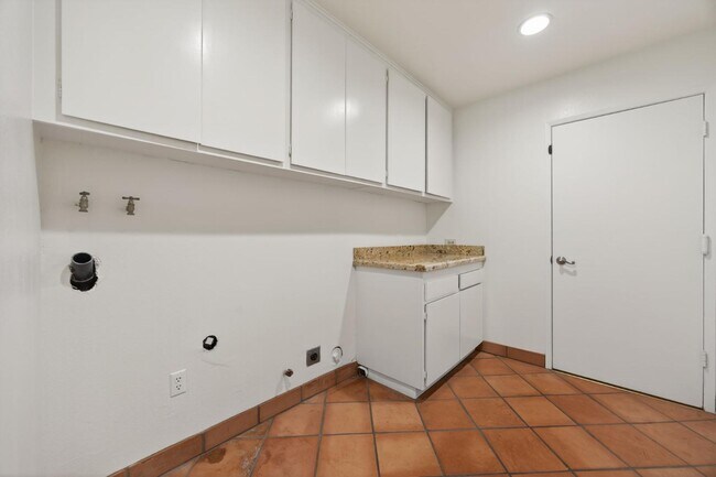 Building Photo - 1525 Fairway Dr