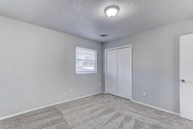 Building Photo - 3 bed 1.5 bath duplex in Midwest City