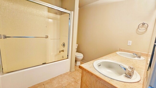 Building Photo - Beautiful 5 bed 2.5 Bath Home in Renton Highlands