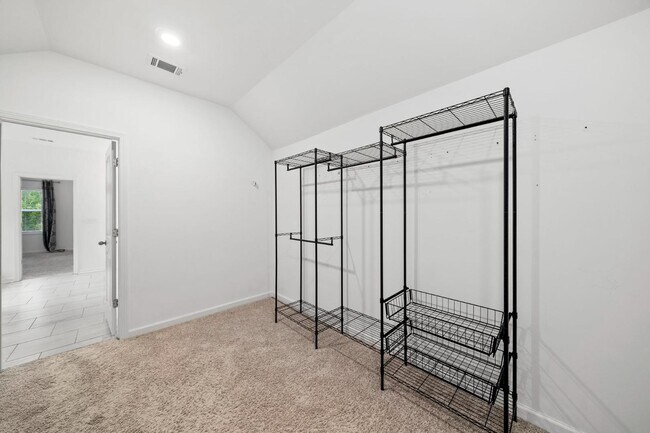 Building Photo - 2108 Charmond Dr