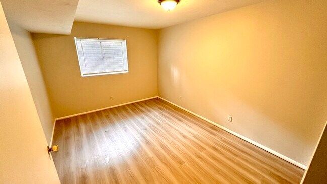 Building Photo - Remodeled 4 Bedroom Townhome!