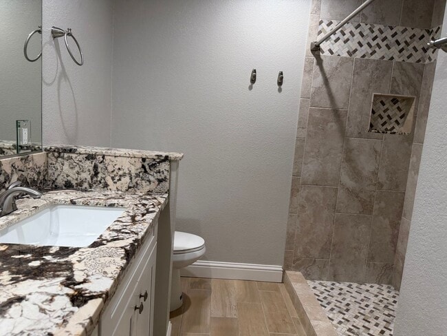 Building Photo - Gorgeous 2 bedroom 2 bath duplex in the trees