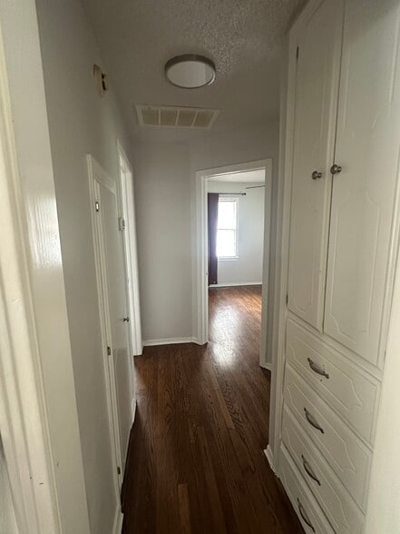 Hallway to bathroom and 2 bedrooms - 5103 N Beaver Ave