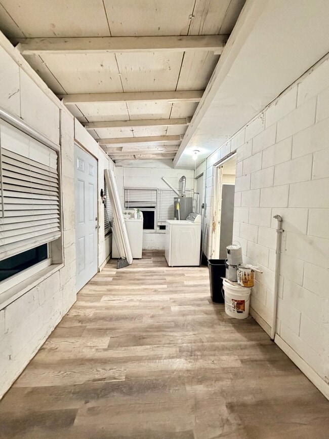 Building Photo - Super Cute 3/1 Walking Distance to High School and Downtown!