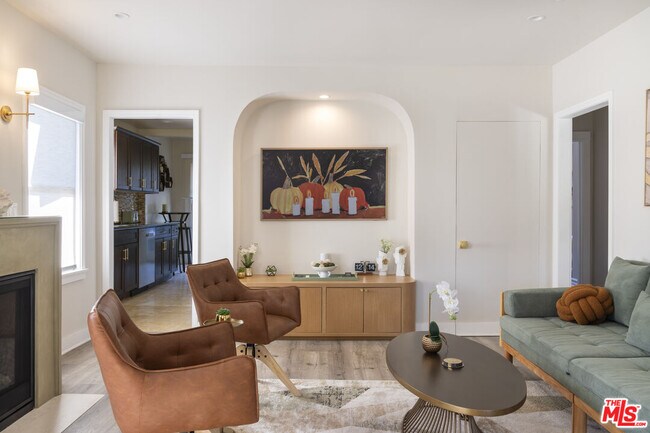 Building Photo - 725 N Harvard Blvd