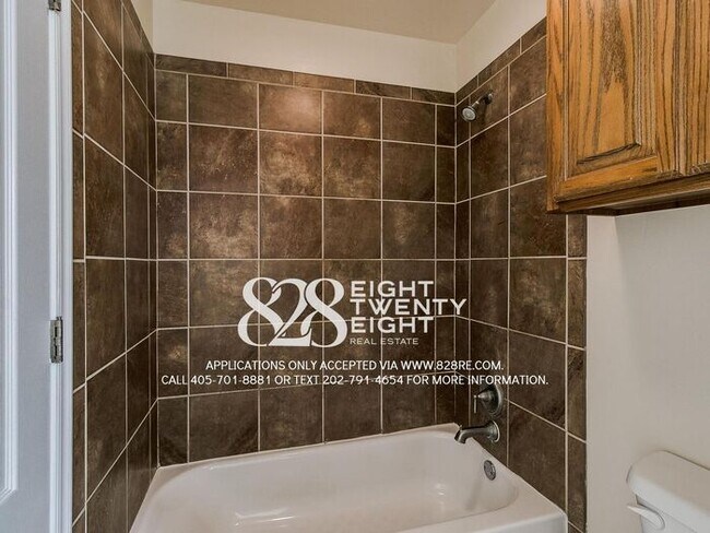 Building Photo - Spacious 2 Bed/1.5 Bath Norman Townhome Du...