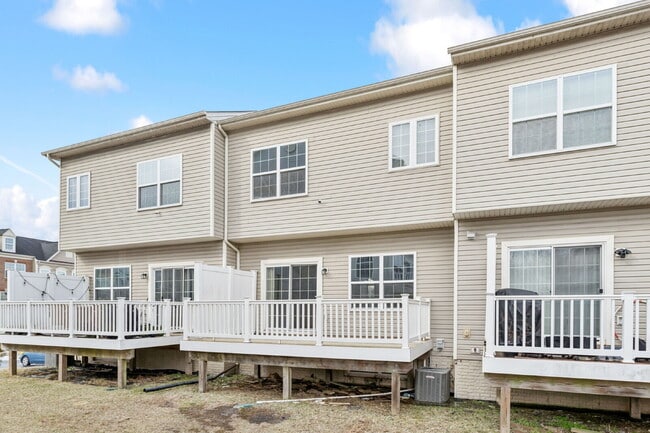 Building Photo - Charming town home located in a quiet, tree-lined community Field stone!