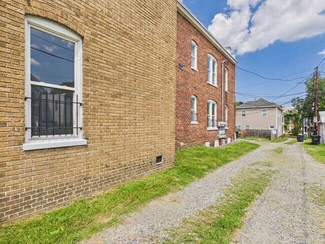 Building Photo - 204 Wellford St