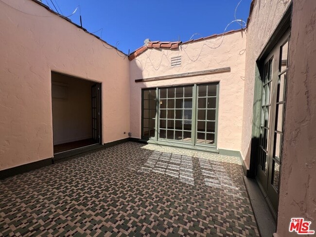 Building Photo - 4956 S San Vicente Blvd