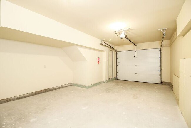 Building Photo - Envoy Townhouse with Tuscan Inspired Inter...