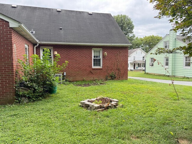 Building Photo - Beautiful 3 Bedroom 1 bathroom Cape Cod with Bonus Room!