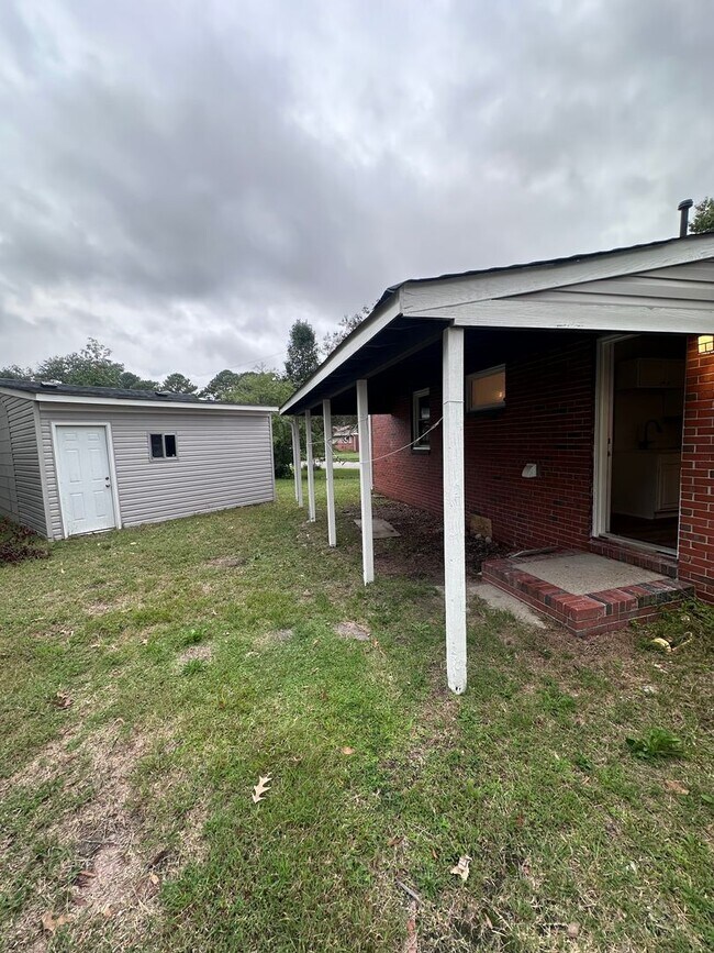 Building Photo - Three Bedroom House
