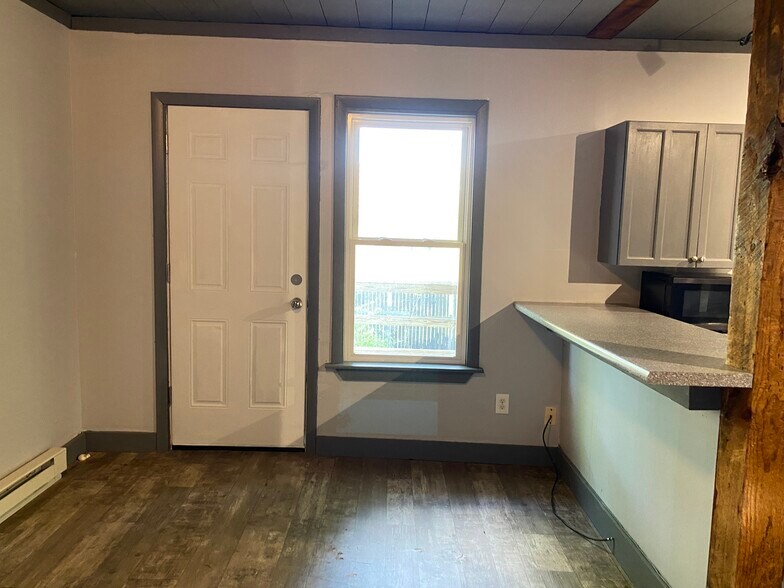 Building Photo - 95 Hall Ave