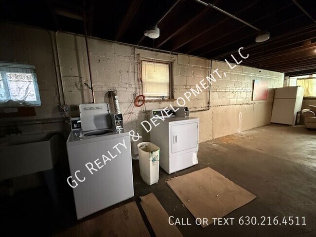 Building Photo - 2131 Grove Ave
