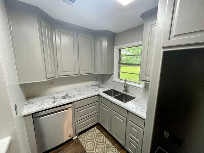 Building Photo - 3/2 Home for Rent in Madison!