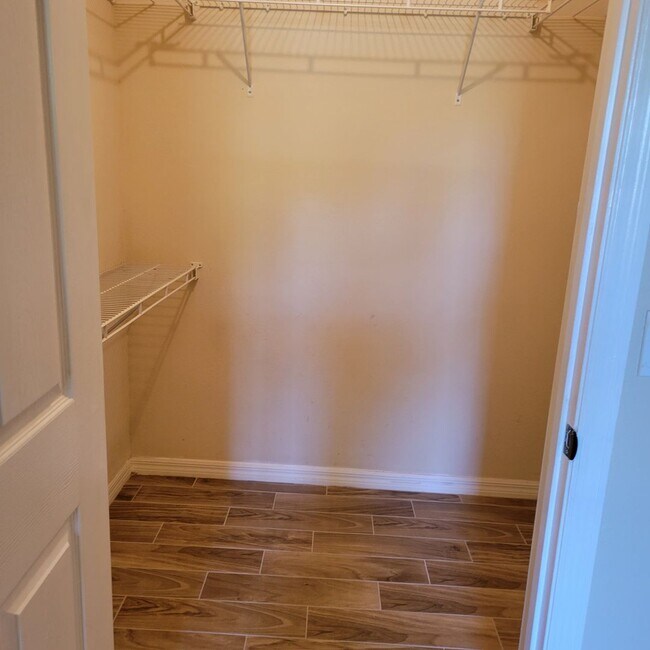 Building Photo - Annual, Unfurnished, ground floor remodeled condo in gated community downtown Sarasota.