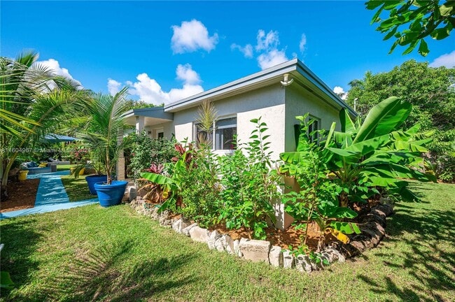 Building Photo - 2401 SW 26th St