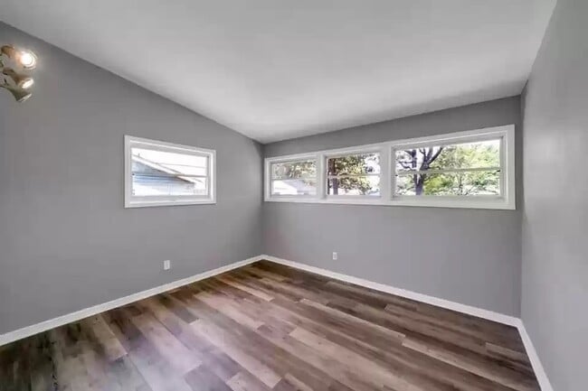 Building Photo - 360 Chicago Ave