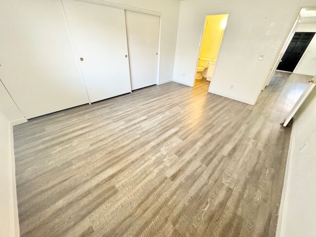 Building Photo - LIMITED TIME ONLY!! TAKE POSSESSION BY JUNE 1ST & RECEIVE ONE MONTH FREE RENT!! In this comfortab...