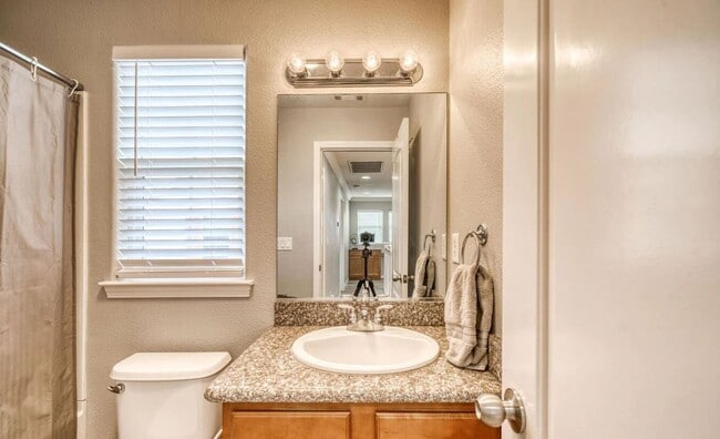 Building Photo - Beautiful 3 Bedroom / 2.5 Bath Two Story Home