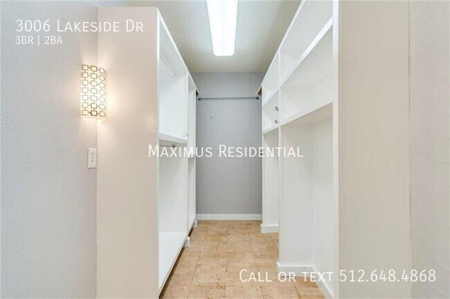 Building Photo - 3006 Lakeside Dr