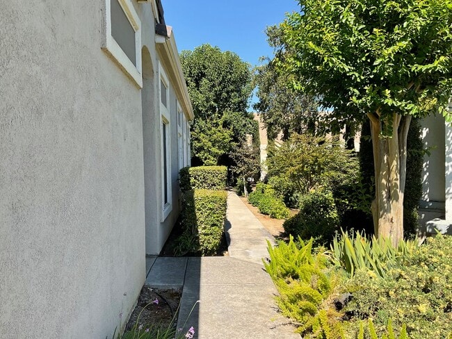 Building Photo - Gorgeous Summerset Duet in Gated 55+ Community