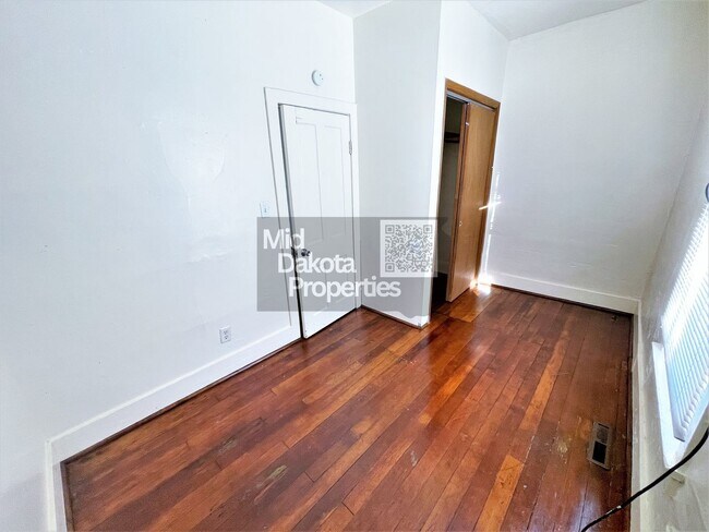 Building Photo - 1020 E 1st- 2 bedroom house with garage