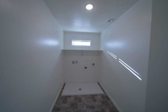 Building Photo - Spacious Townhome for Rent – Prime Location!