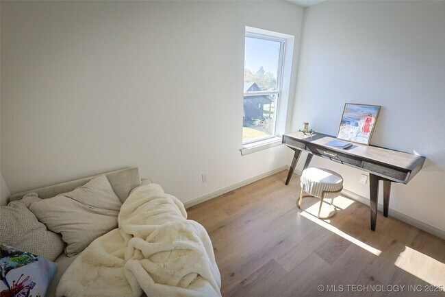 Building Photo - 108 W 2nd St