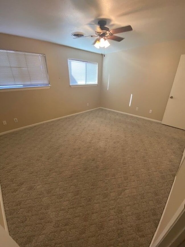 Building Photo - 1014 Plaza Del Sol