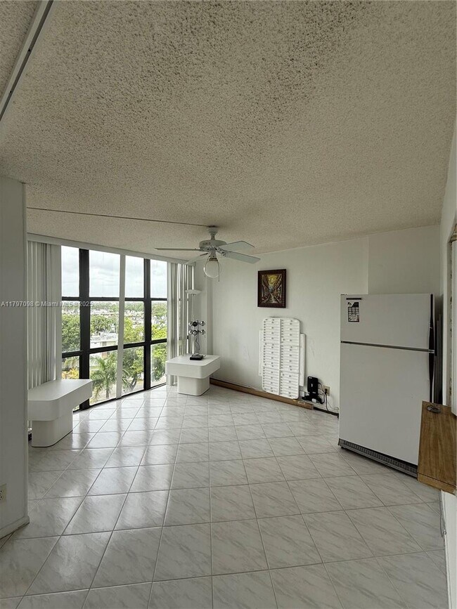 Building Photo - 1000 Parkview Dr
