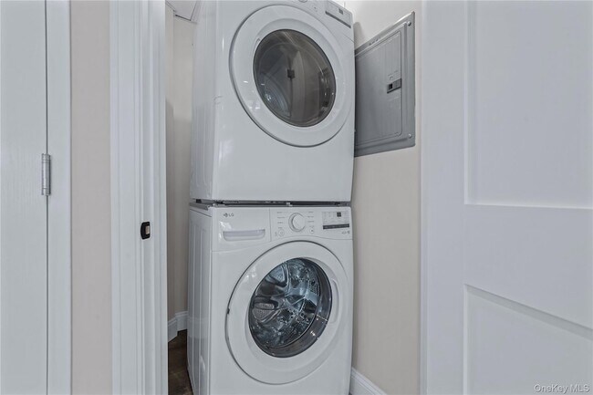 Building Photo - 110 School St