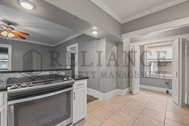 Building Photo - 332 N Rutan St