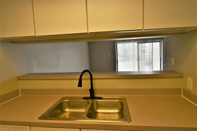 Building Photo - 2824 S Bartell Dr