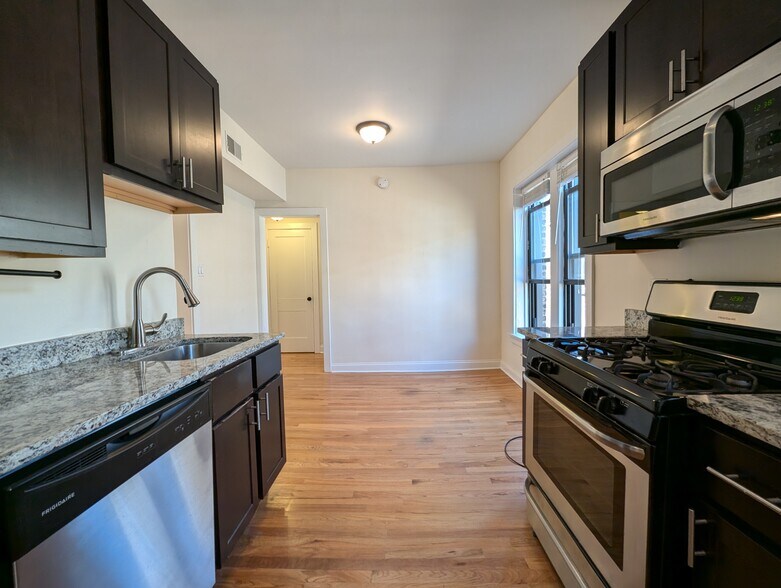 Building Photo - 4036 N Ashland Ave