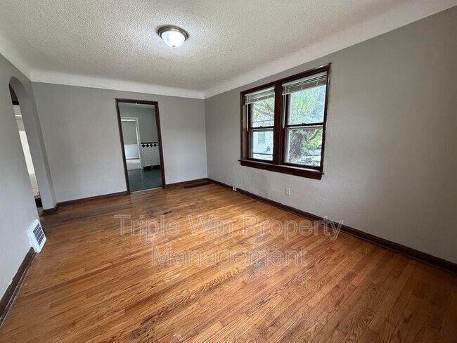 Building Photo - 8126 Albin Ave