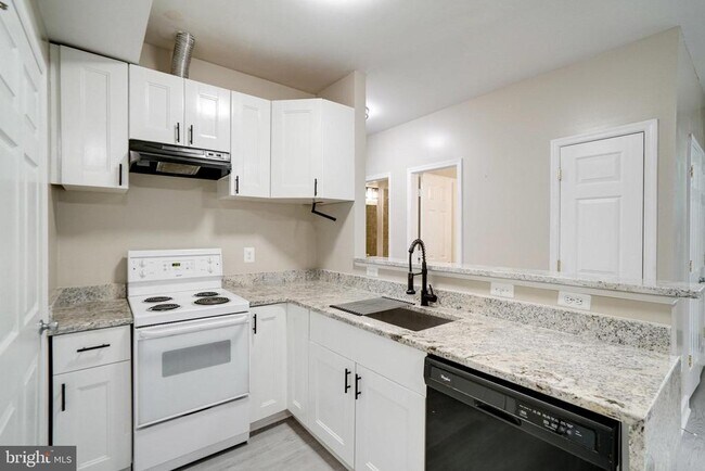 Building Photo - 2056 Shirlington Rd