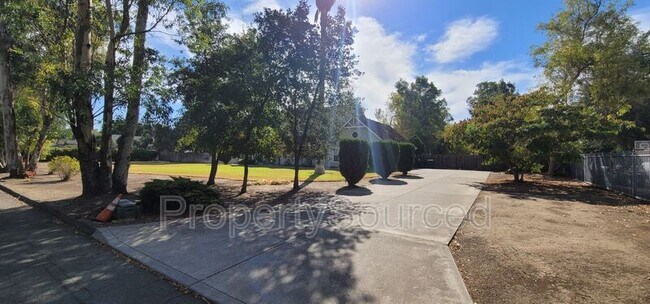 Building Photo - 5054 E Eastview Dr