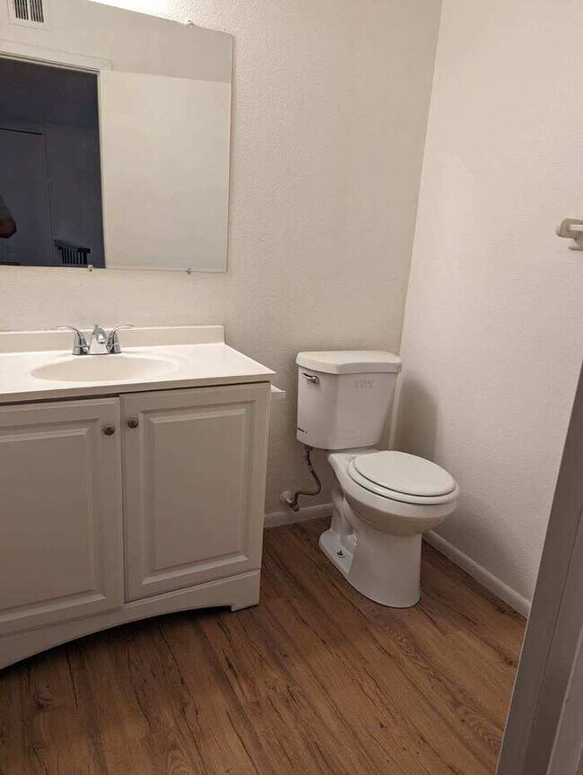 Building Photo - MOVE IN READY!!! TOWNHOME!! 2 BEDROOMS 2.5...