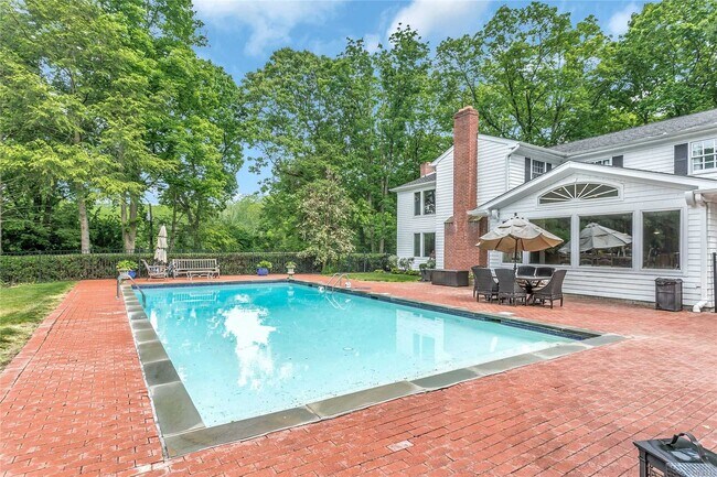 Building Photo - 343 Oyster Bay Road