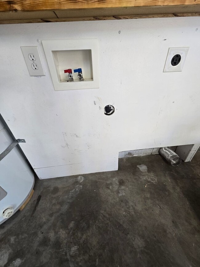 Building Photo - Pet Friendly Single Level 3 Bed 2 Bath Hom...