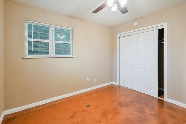 Building Photo - 1104 N Bedell Ave