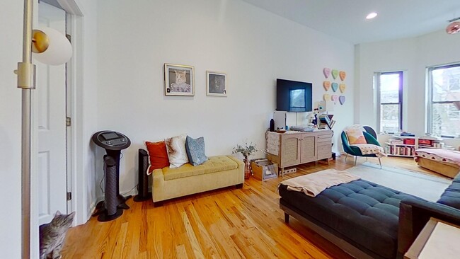Primary Photo - Top Floor East Lakeview 2 Bed/2 Bath