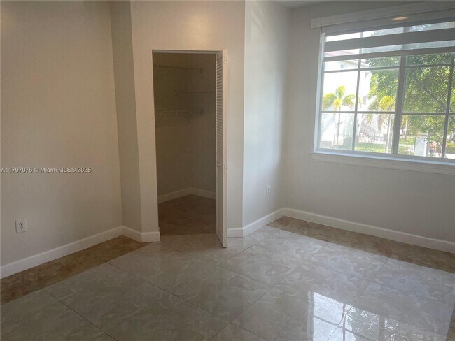 Building Photo - 6841 SW 44th St