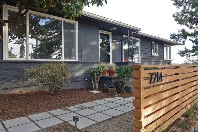 Building Photo - 7214 SW 10th Ave