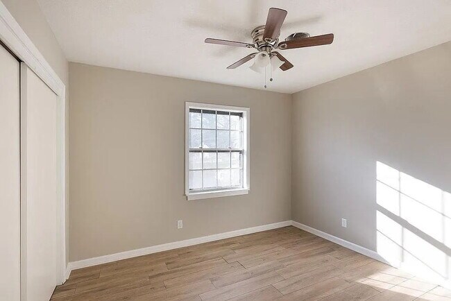 Building Photo - "Charming 3-Bed, 2-Bath Retreat with 1,690 Sq Ft of Comfort in Kansas City!"