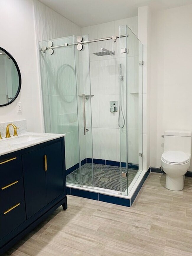 Building Photo - Modern Centrally Located 3 bed, 2 bath w/Large back yard