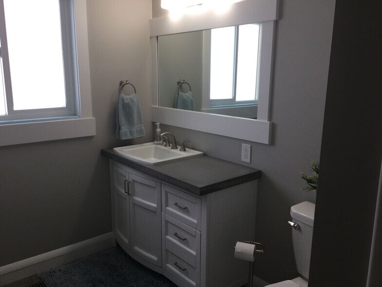 Building Photo - 2194-4300 4300 S St