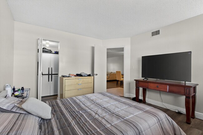 Building Photo - 7820 S Colony Cir
